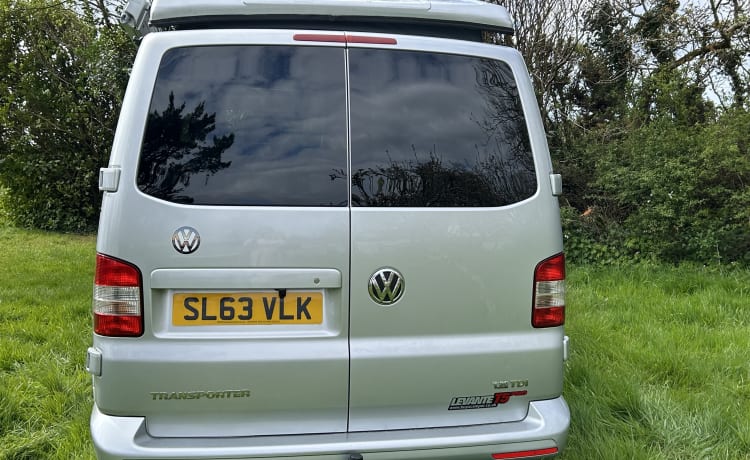 Daphne – 4 berth Volkswagen campervan, clean and tidy