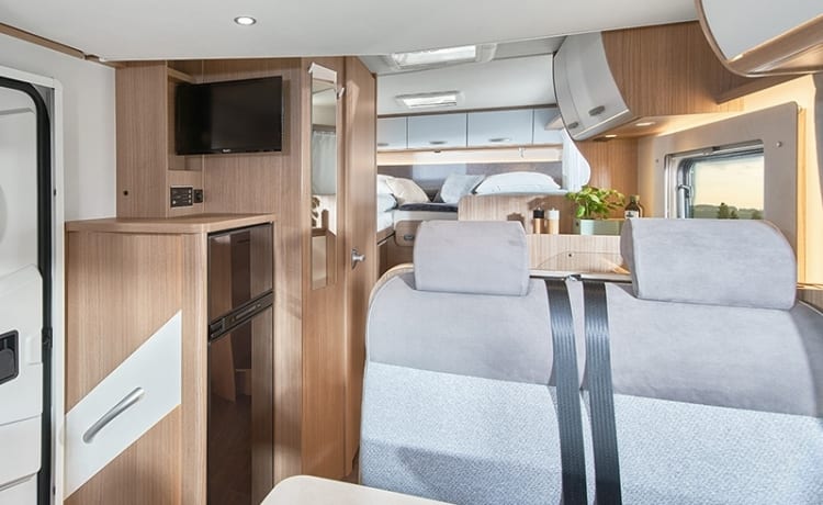 Carado T338 (nieuw) – Experience the freedom! Luxurious and fully furnished - length beds - XXL garage