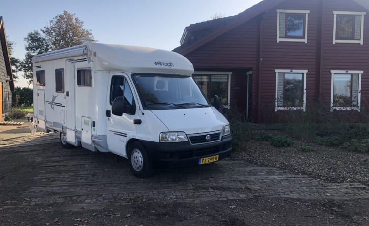 Sehr kompletter teilintegrierter Camper mit großer Garage / Tierunterkunft