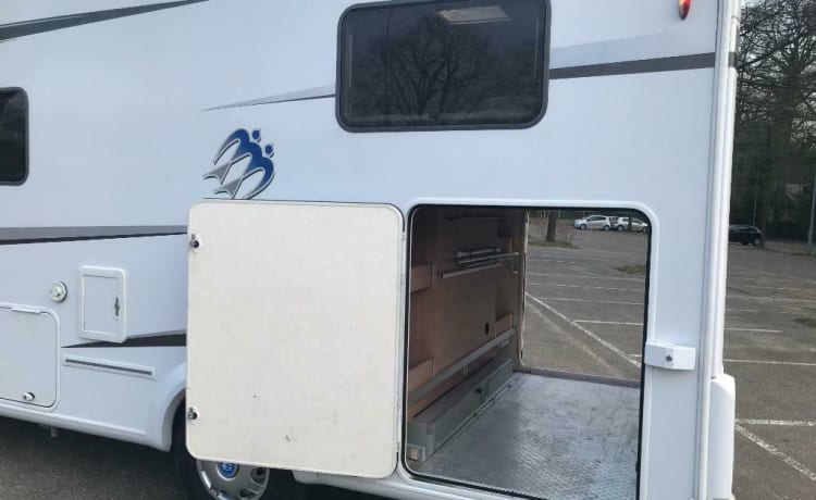 Birdy – Great camper with 4 fixed beds for family or events - XL garage