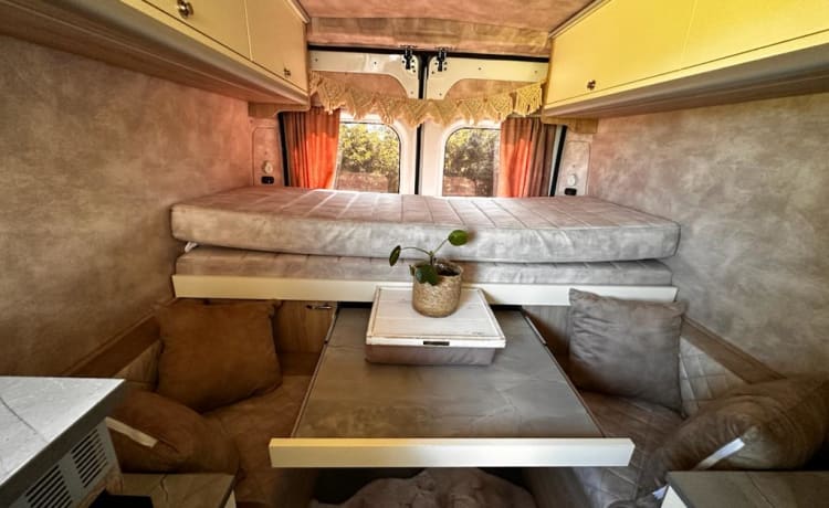 Bowie – Attractive, luxurious, off-grid campervan (incl. all-risk insurance)