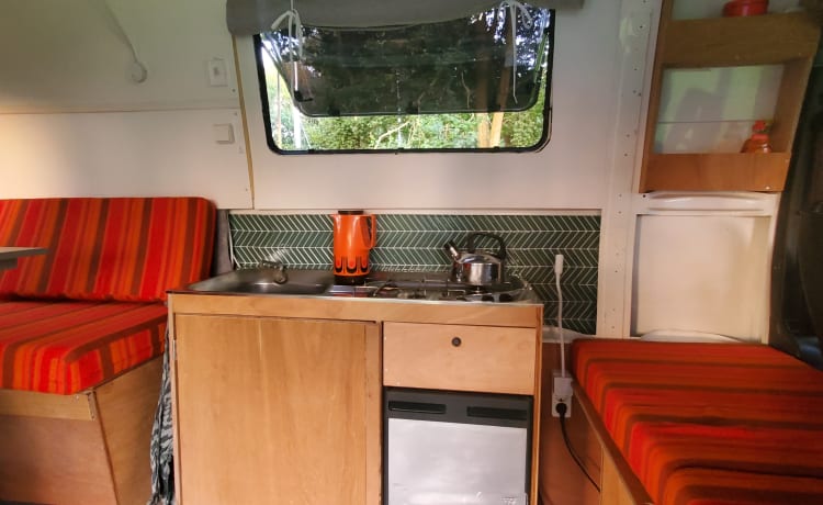 Retro Ronnie – Camper bus (familiare) accogliente e spazioso