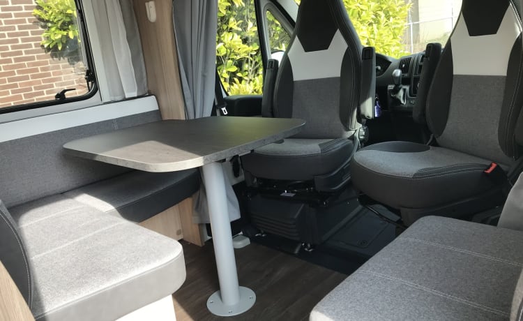 14 – Luxe automaat camper met queensbed en hefbed!