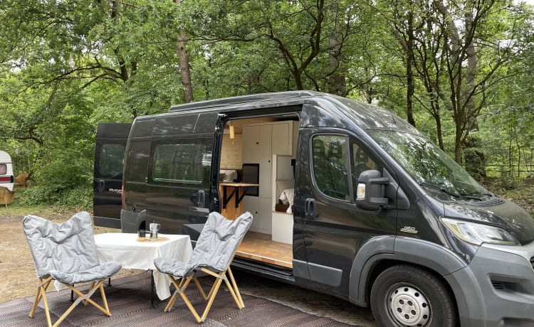 NOYR on Wheels – Beautiful black bus camper (4 people)