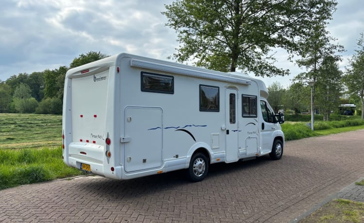 Camping-car Benimar moderne avec grand garage (vélos)