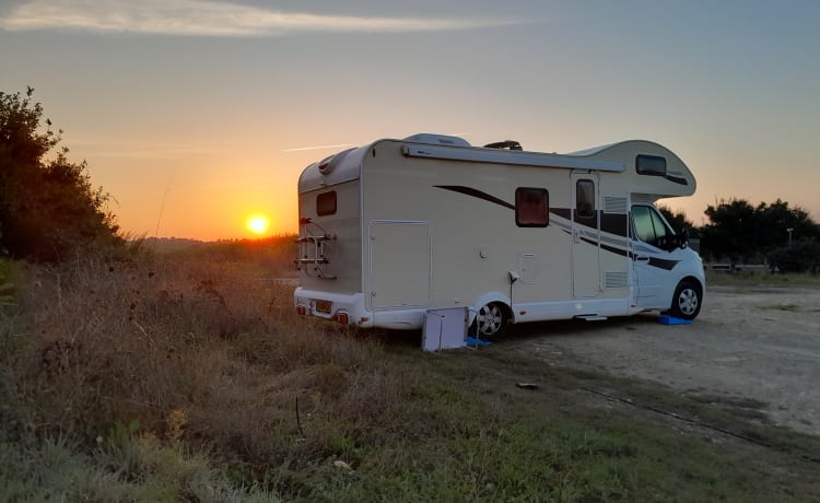 Happy Tour – Camping-car familial Ahorn 6 personnes Alcôve 2018 avec lits fixes LAST MINUTE