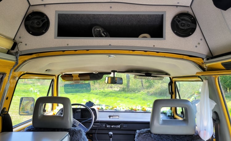 CHICO – gezellige, nette, kanariegele oldtimer VW T3 te huur!