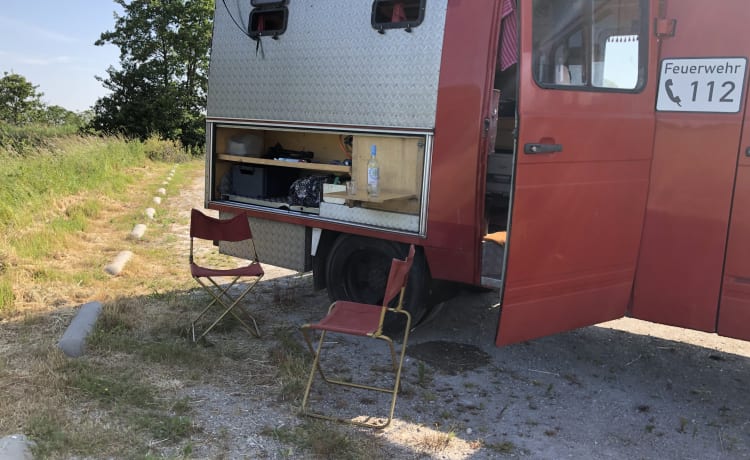 LET OP: C1 rijbewijs vereist – Ex-fire brigade Mercedes-Benz camper van from 1982