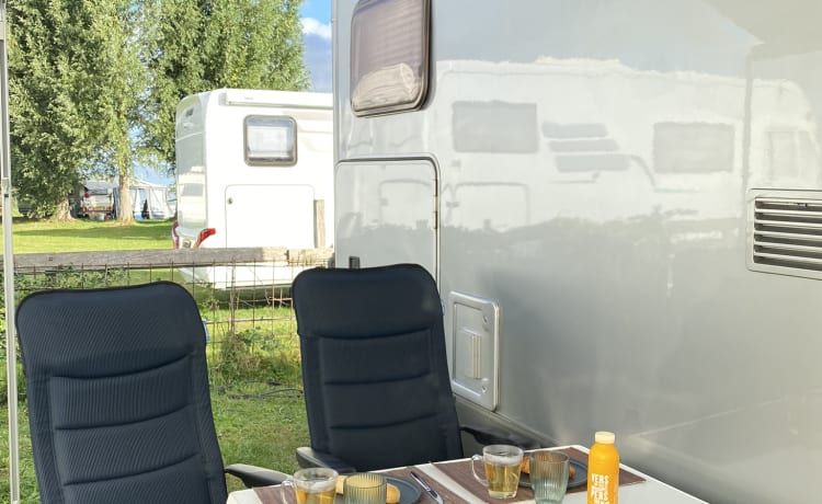 Honden welkom / PET friendly! – Geräumiger 5P Familiencamper | Festbett & Hubbett, Klimaanlage, Automatik, Haustiere willkommen.