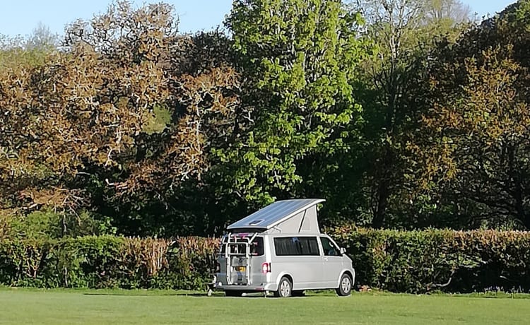 Camper automatico VW a 4 posti: completamente assicurato e pronto per esplorare