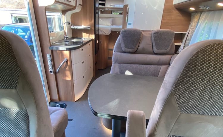 Luxueuze en comfortabele nieuwe Carthago camper