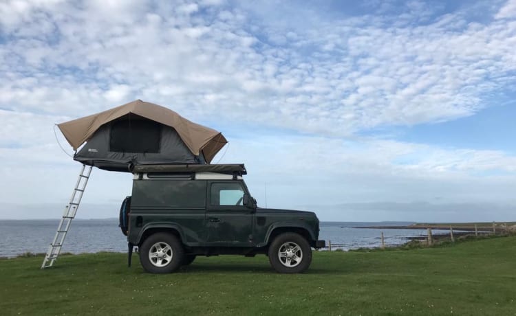 Geisli  – Land Rover defender 90 with roof tent