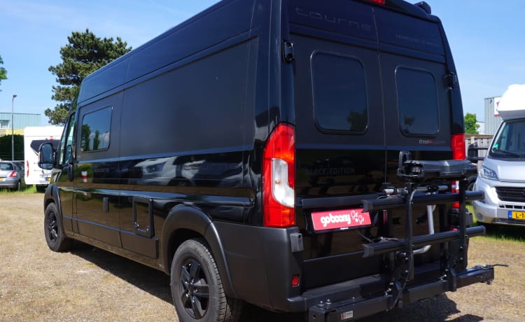 Aventure estivale avec ce camping-car Tourne Mobil en édition noire.