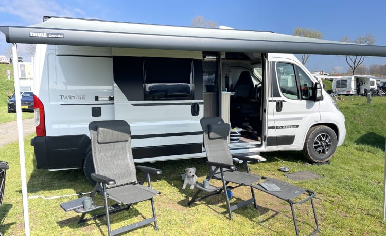 Roadhouse camperverhuur naam Surfer House – Nieuwe buscamper Adria Mobil 2023