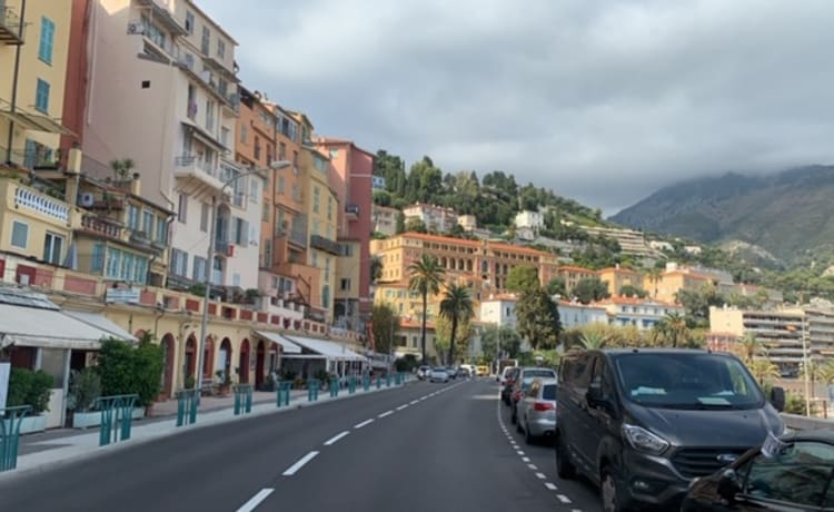 koetje – est un excellent camping-car familial pour 5 à 6 personnes et 2 m de hauteur libre