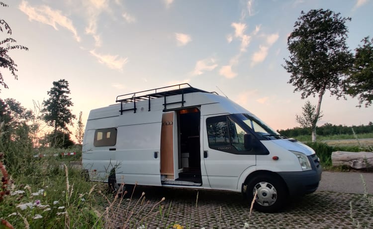 Globetrotter Vans – Super luxe Ford Campervan van alle gemakken voorzien