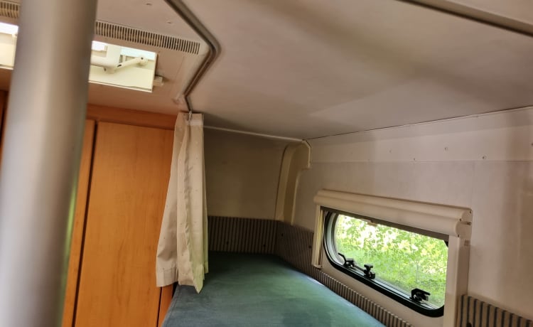 Compact 4p Hymer alcove with bunk bed