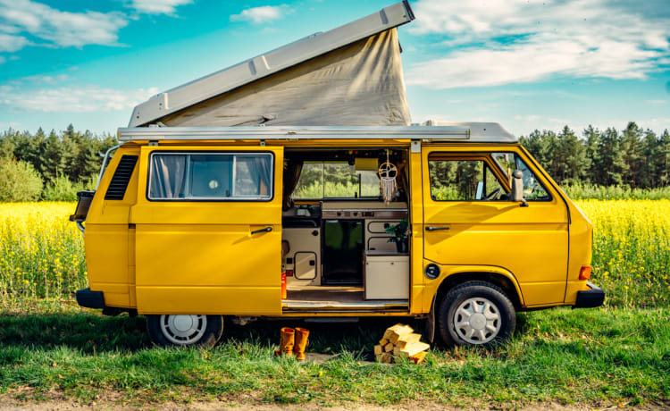 Simba – la fourgonnette Volkswagen rétro jaune avec toit relevable 