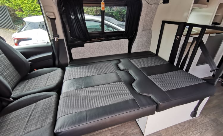 Pop-top Mercedes Camper met grote keuken + Toilet