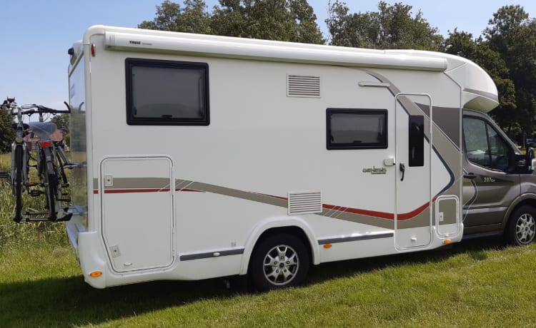 Challenger – Beautiful Comfortable Camper 170 hp (2-4 persons)