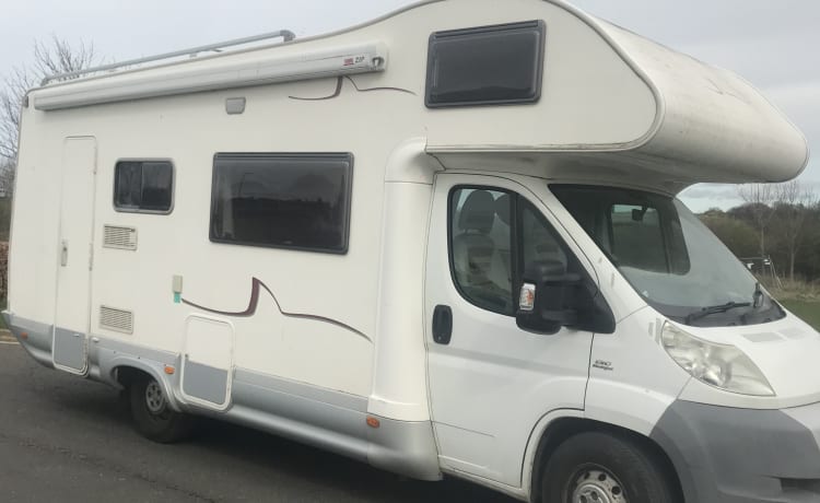 Big Bertha – Notre Sea Newlife (Fiat Ducato) peut accueillir jusqu'à 7 personnes, 5 personnes sont super confortables