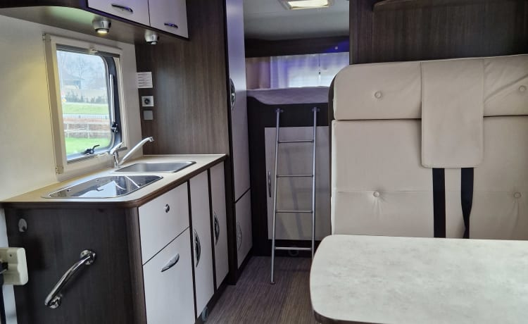 Rimor Katamorano S 6-person camper with roof air conditioning