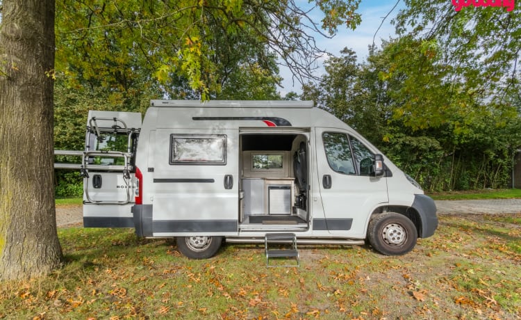 Camping-car Peugeot Boxer L1H2, parfait pour une escapade rapide.