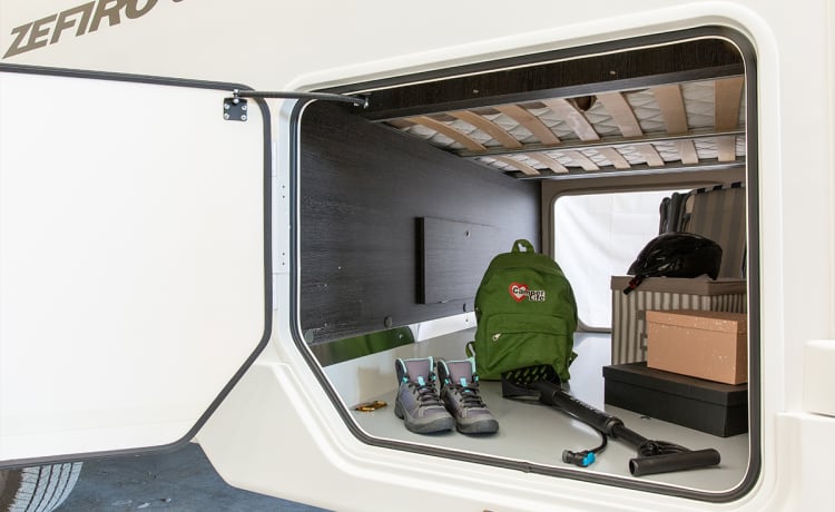 Spike – RollerTeam Zefiro 696 Auto 2022 camper di lusso con 4 posti letto. Conosciuto come Spike