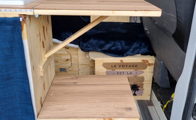 Julienvoyageur42 – Leuke peugeot boxer met houten interieur