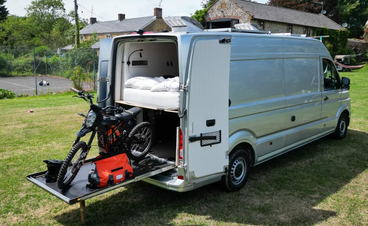 Klaus – VW Crafter 2018, erleben Sie Stealth-Luxus auf Rädern. Abenteuerbereit,