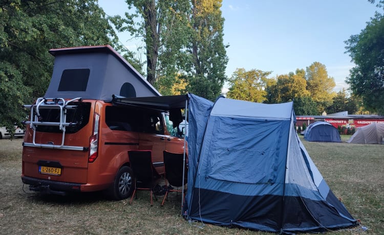 Oranje monster – Compacte camper met plaats voor vijf