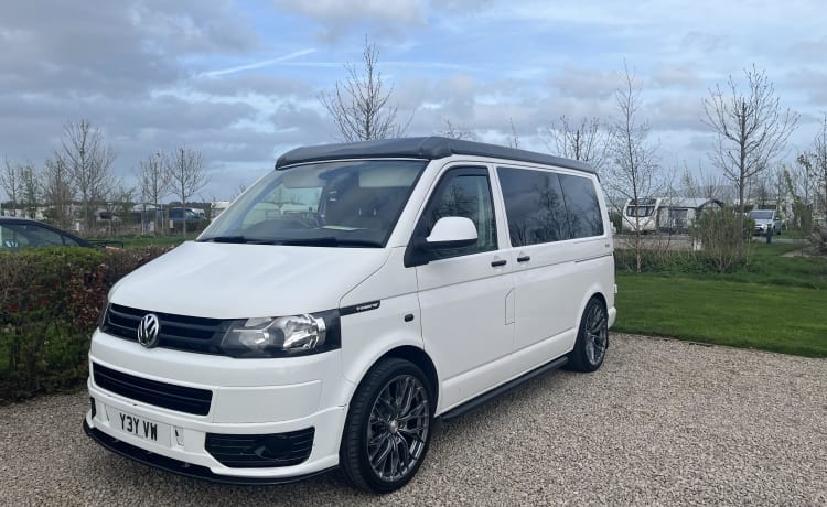 Cooper – Luxus Volkswagen Transporter POP TOP mit 4 Schlafplätzen und Markise