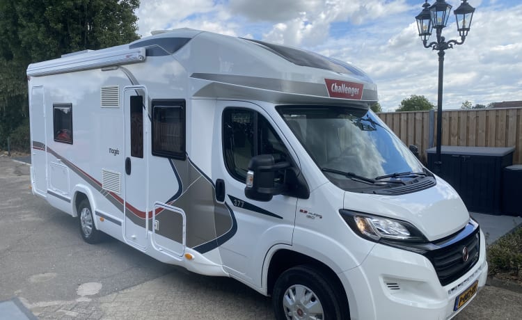 Zeer mooie camper half integraal 5 slaapplaatsen 4 zitplaatsen  – 5p Challenger semi-integrated from 2017