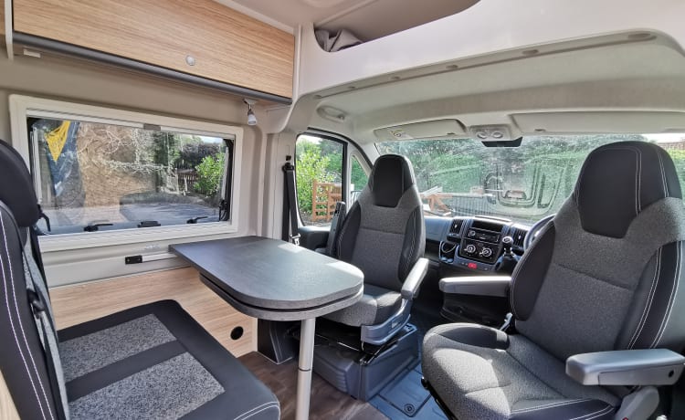 Sunlight Cliff 600 Wohnmobil mit 3 Schlafplätzen und festem Bett