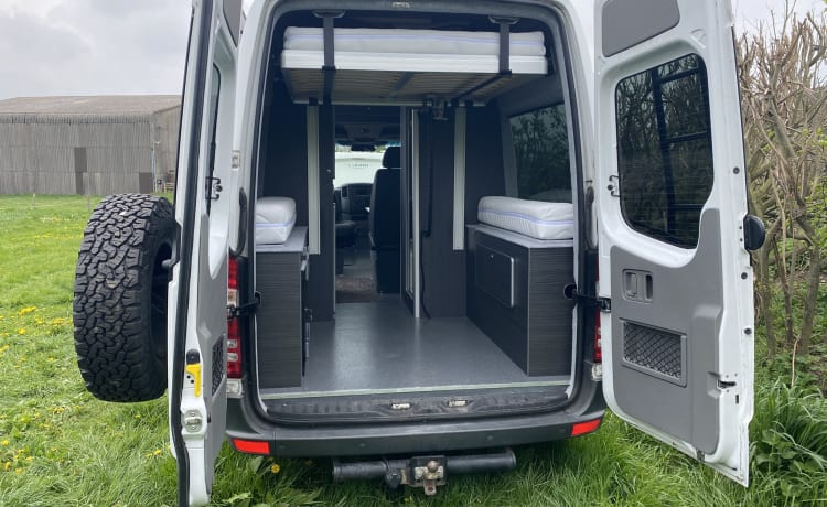 Mr Adventure  – Mercedes-Benz Adventure Van mit 2 Schlafplätzen