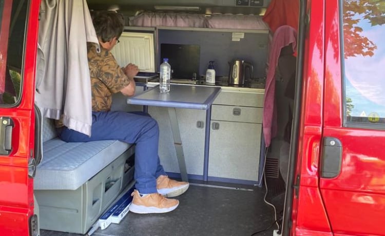  Mastodonnie – Furgone camper VW T4 con tetto sollevabile