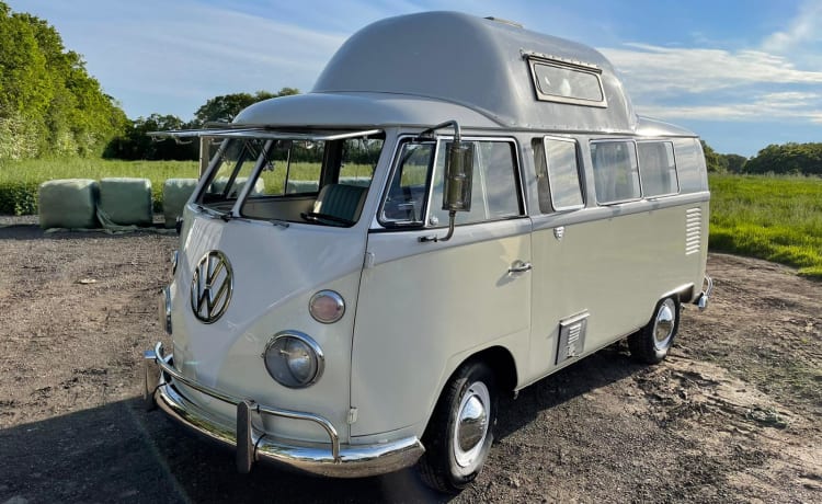 Snowy – 2 berth Volkswagen campervan from 1957