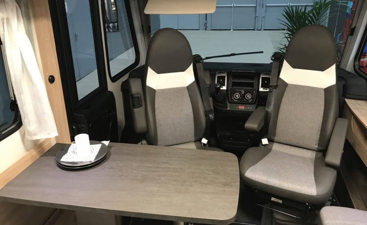 13/21 – Luxe, complete camper met lengte bedden en een hefbed!