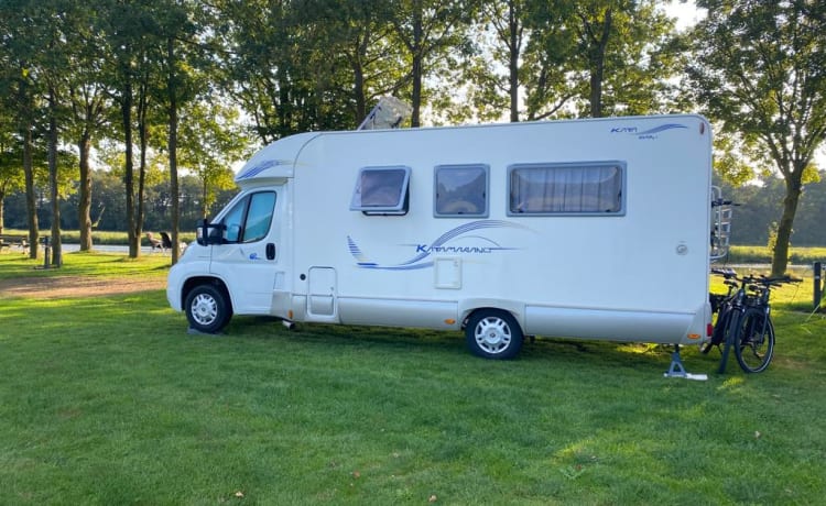 Heerlijke ruime en complete 2 tot 3 persoons camper met queensbed