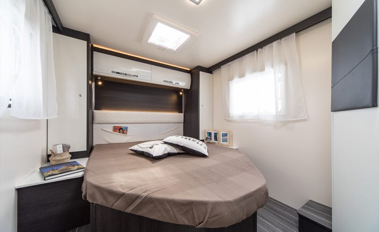 Spike – RollerTeam Zefiro 696 Auto 2022 luxe camper met 4 slaapplaatsen. Bekend als Spike