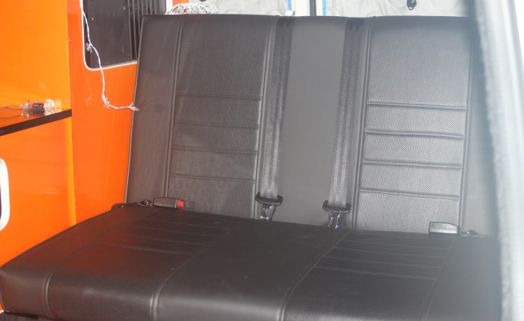 Berthy – 4 Slaapplaatsen VW T5 Campervan 5 Zitplaatsen Pop Top met Luifel & Diesel Verwarming 6 versnellingen