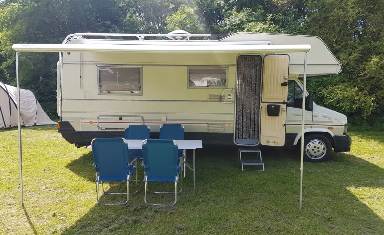 Spacious family camper with fixed bed!