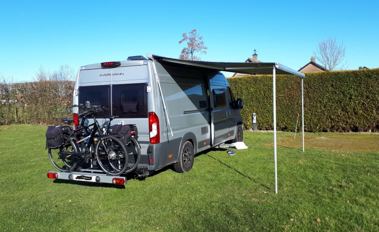 Camping-car avec 2 lits de longueur. Automatique 150 ch.