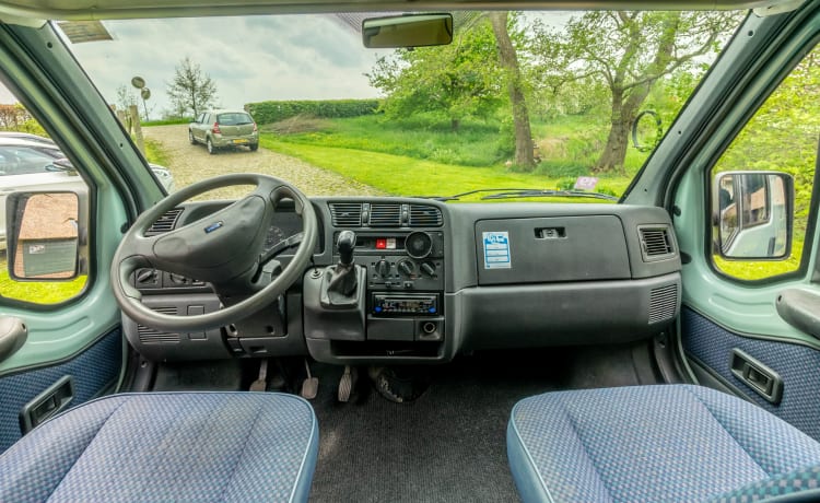 Joli bus camping-car entièrement équipé avec panneaux solaires