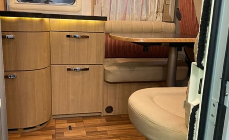 Sehr geräumiges und schönes Hymer Integralcamper mit Queensize-Bett