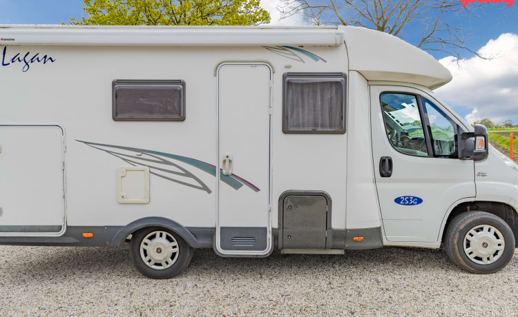 Neat 3-person camper, XXL garage, reversing camera, air conditioning