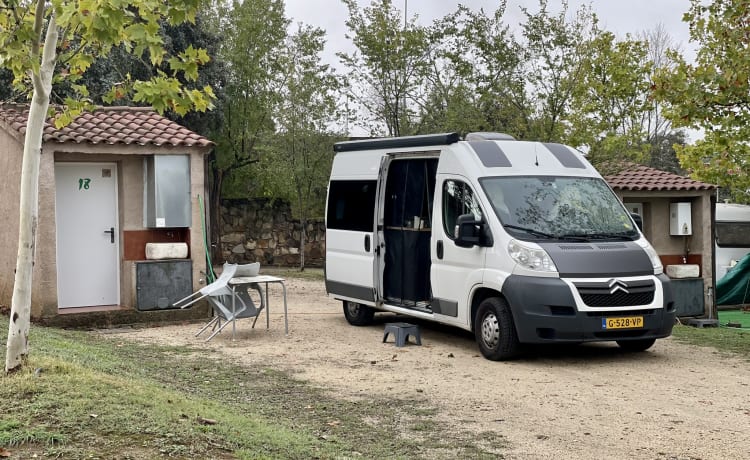 QPO: " Zo wijd de wereld strekt"        " – Reliable and well-maintained bus camper.