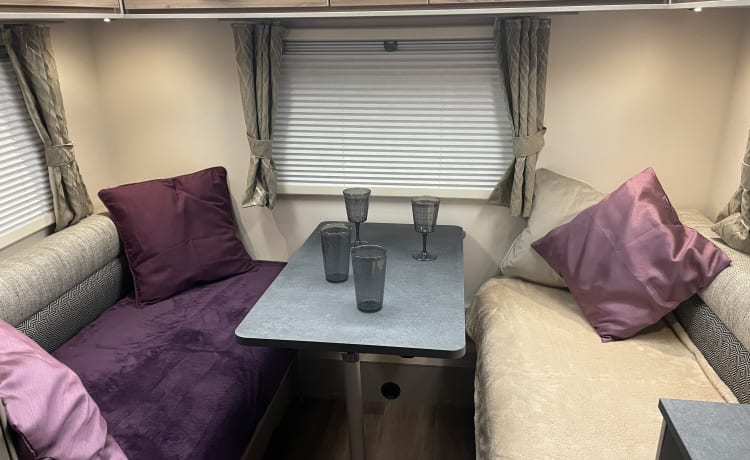 Abbot the Adventurer – 6 berth Swift alcove from 2021