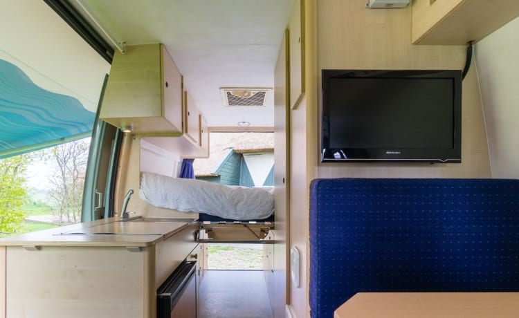 Joli bus camping-car entièrement équipé avec panneaux solaires