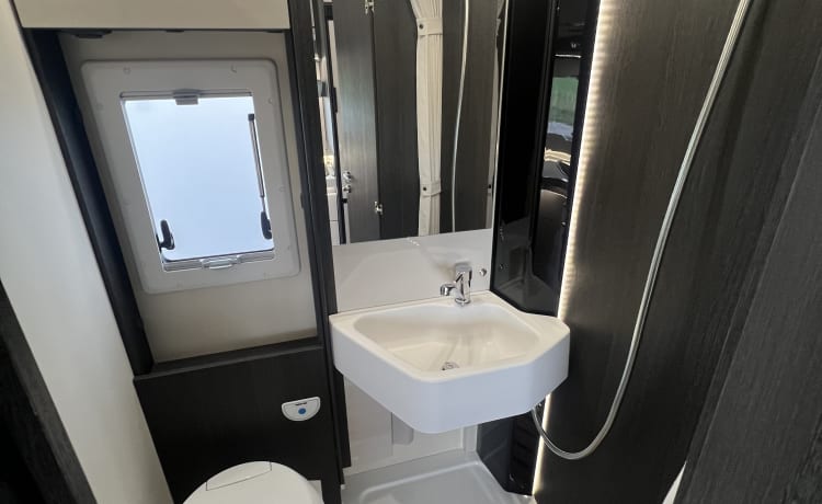 Loft On Wheels 2.0 – Gloednieuwe automaat camper 5 personen